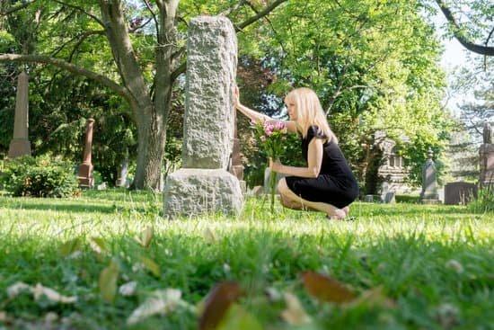 5 Steps To Help You Design a Headstone For Your Loved One 