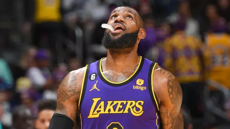 LeBron James' shoe falls off during potential game-winning possession in Lakers' wild loss to Hornets