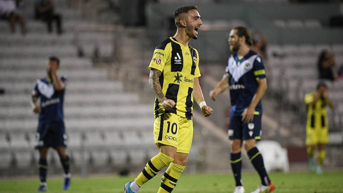 Wellington Phoenix on the rise in A-League, beating Melbourne Victory for third straight win