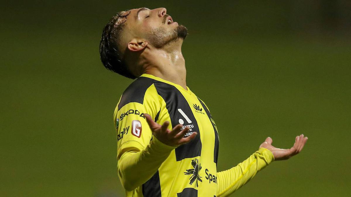 Wellington Phoenix's record unbeaten run comes to an end with A-League Men defeat to Western Sydney Wanderers