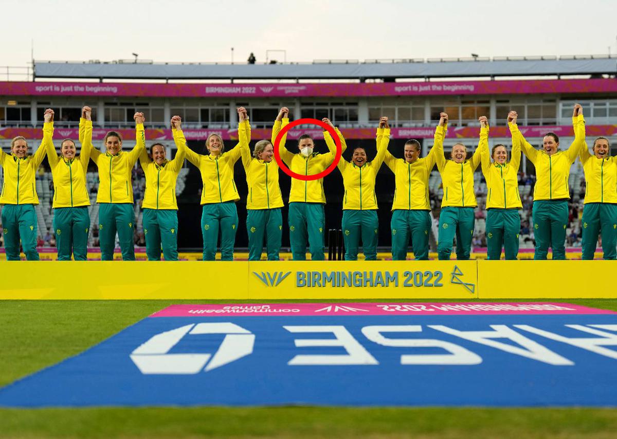 Australia's women's cricketers win gold with Covid-positive player