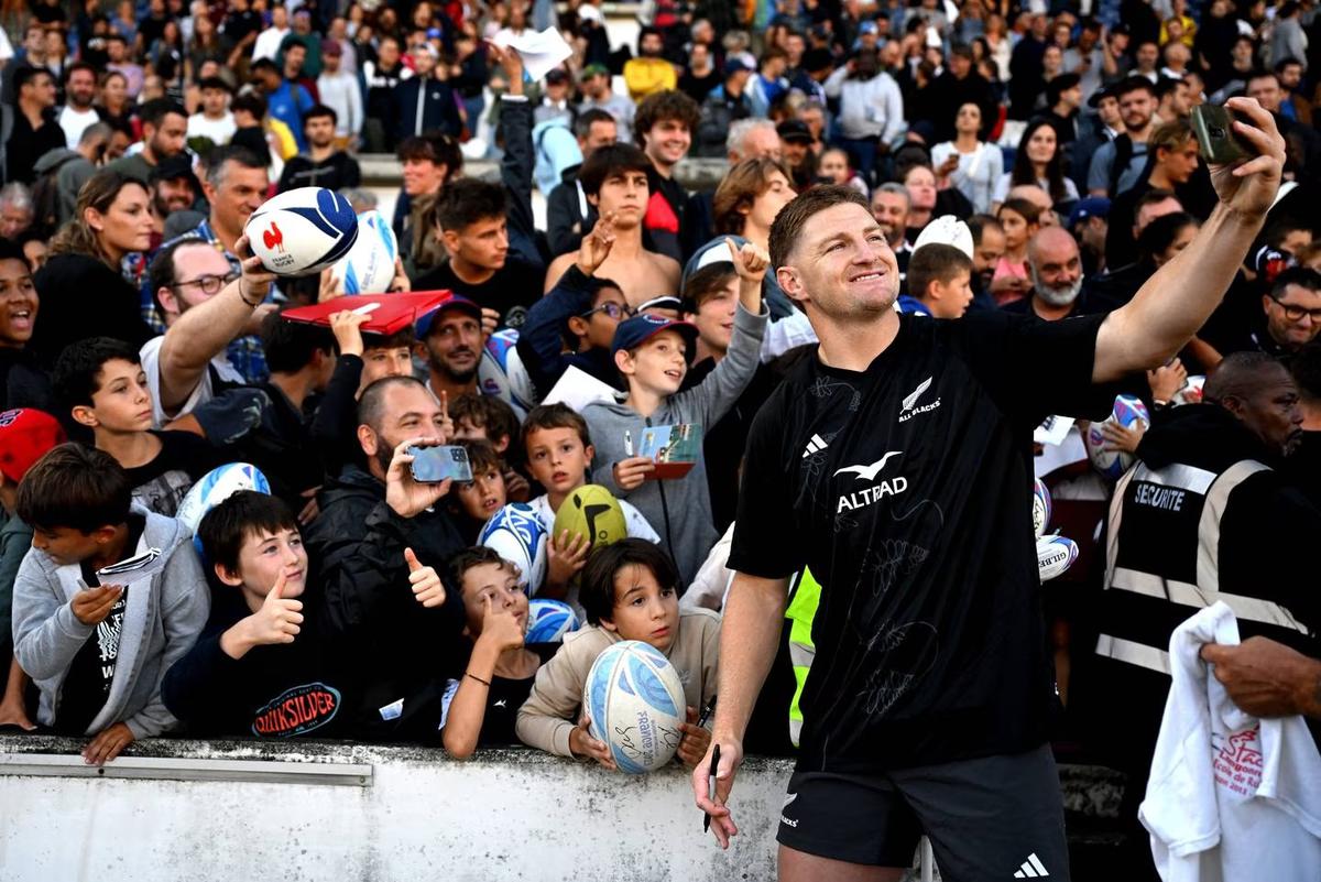  All Blacks training session attracts thousands of fans in Bordeaux
