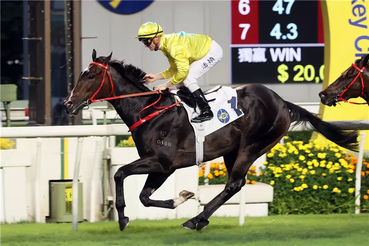 Lucky Sweynesse storms to record-equalling triumph in G3 Sha Tin Vase