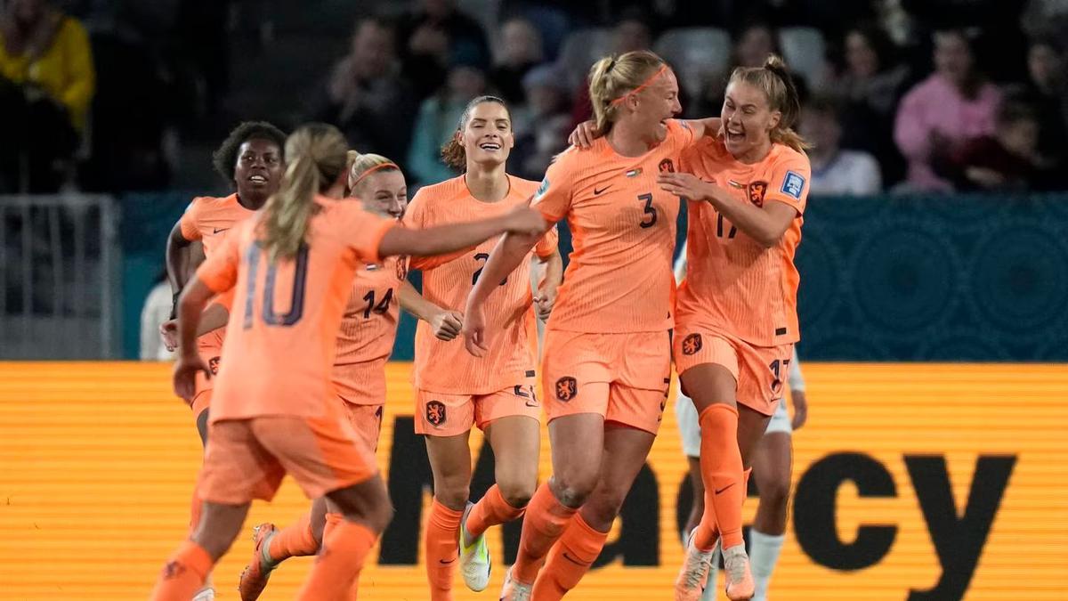 Stefanie van der Gragts first-half header gets Netherlands off to winning start in Group E clash against Portugal