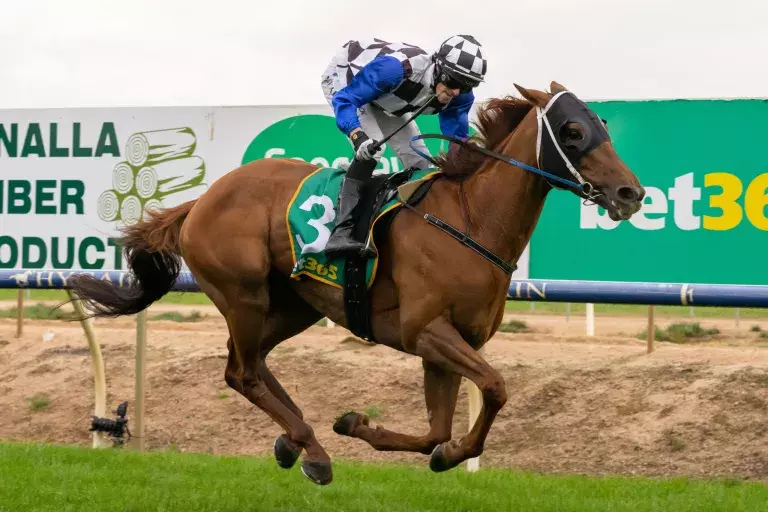 Glorious reigns supreme in Benalla Cup