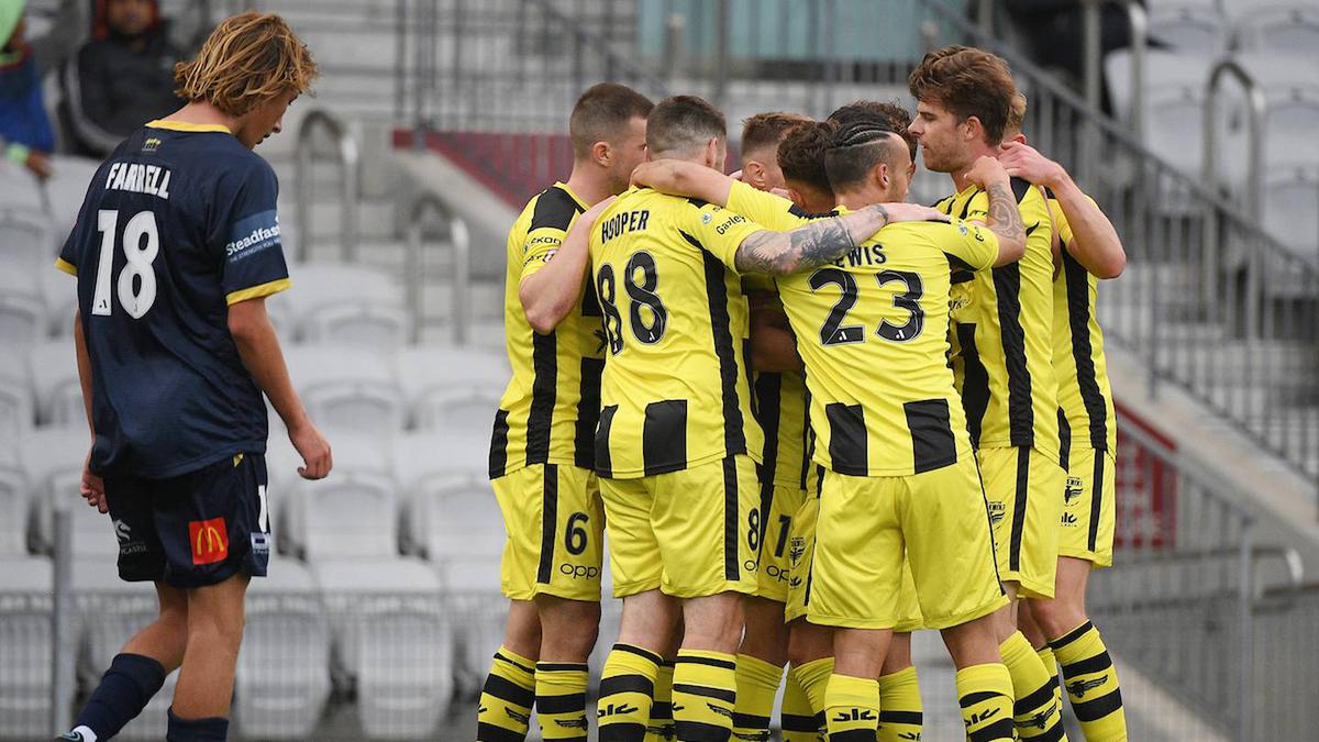Wellington Phoenix hold on to beat Central Coast Mariners in A-League