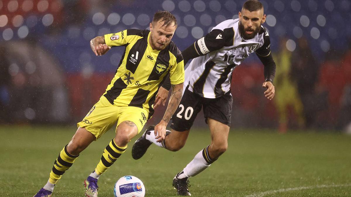 Wellington Phoenix show promise but forced to settle for point in A-League opener