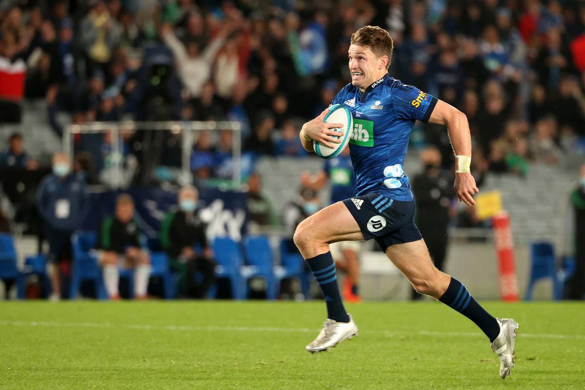  Beauden Barrett steals show as Blues cruise into semifinals with win over Highlanders