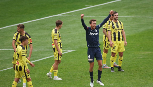 Wellington Phoenix lose another lead against lowly Melbourne Victory in A-League