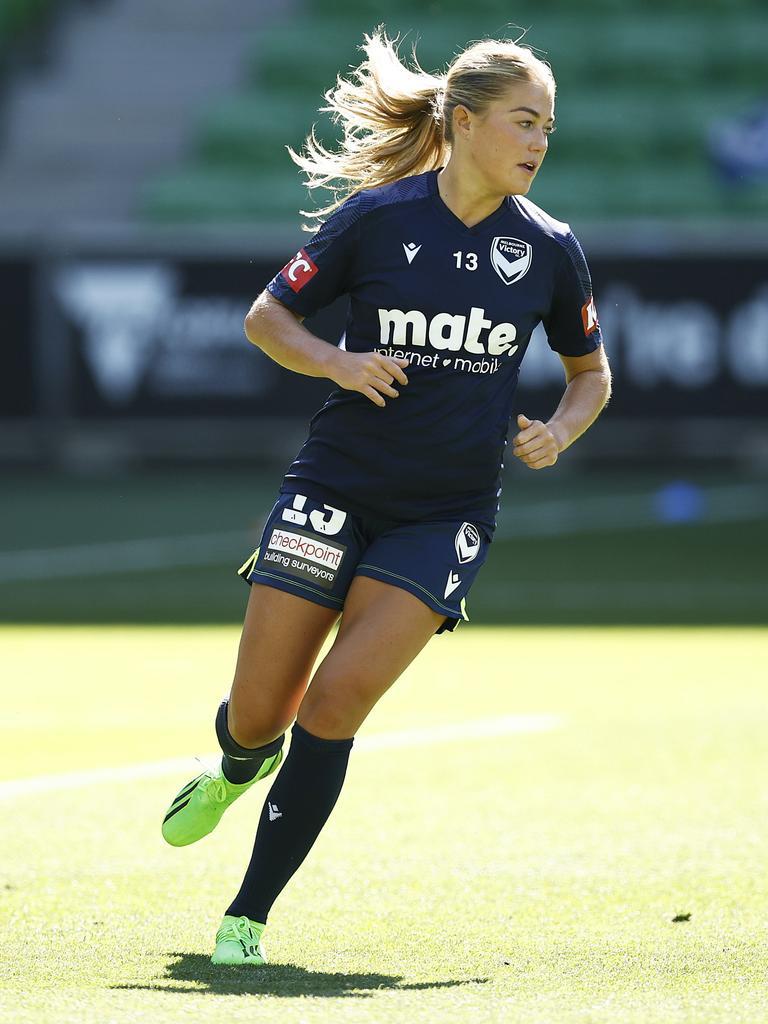 Collingwood's Sarah Rowe crosses codes to join Melbourne Victory, as World Cup dream lives on