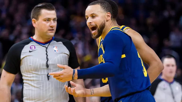 Warriors' Stephen Curry ejected after throwing mouthpiece into stands out of frustration with Jordan Poole
