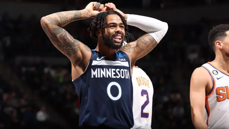 WATCH: D'Angelo Russell forgets to check into game, forcing Timberwolves to play 4-on-5 vs. Suns