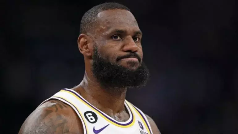 LeBron James keeps Twitter blue check after refusing to pay for it; Elon Musk suggests he's footing the bill