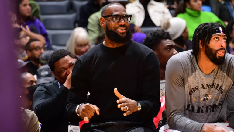 LeBron James laments lack of talent around Aaron Rodgers, but it sure sounds like he's talking to the Lakers