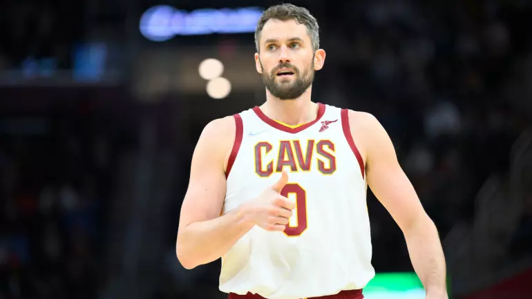 Cavaliers' Kevin Love suffered hairline fracture in his right thumb in win vs. Hornets